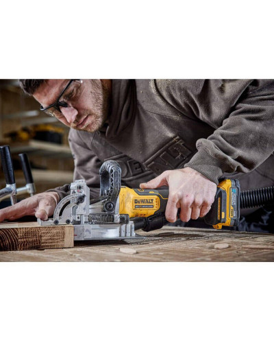 Фрезер DeWALT DCW682N