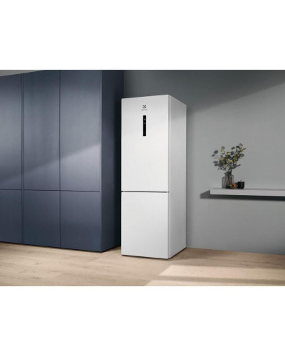 Холодильник с морозильной камерой Electrolux LNC7ME32W3