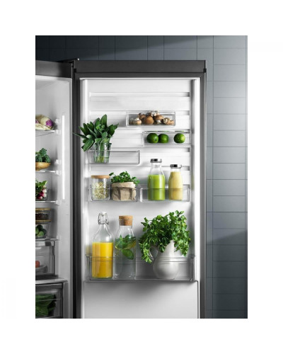 Холодильник с морозильной камерой Electrolux LNC7ME32W3